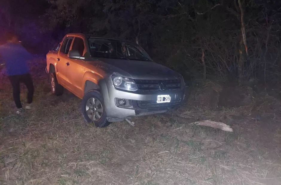 Volcó camioneta en Ruta n° 4: se le había cruzado un perro El conductor y los tres acompañantes resultaron sin lesiones.