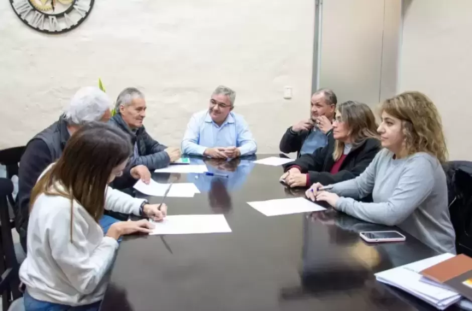 Cuestiones de agenda Postergan para mañana la reunión entre gremios y la Provincia El encuentro es esperado para conocer si se define o no la chance de un bono de fin de año para la Administración Pública.