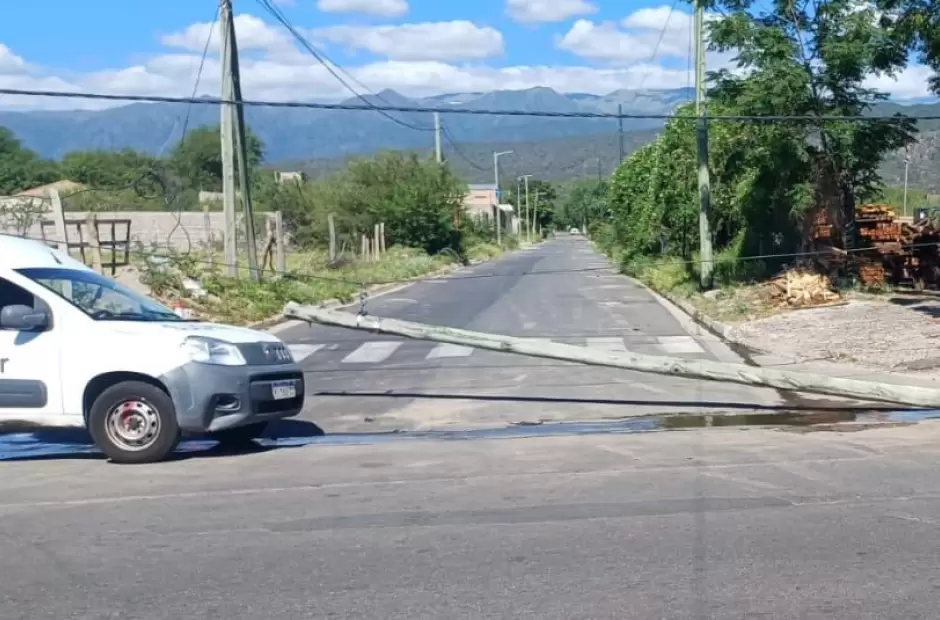 Pudo ser peor Camión de Aguas de Catamarca derribó tendido eléctrico en Capital La acción generó la inmediata caída de un poste, el que terminó impactando en una camioneta de Super Canal que estaba en 